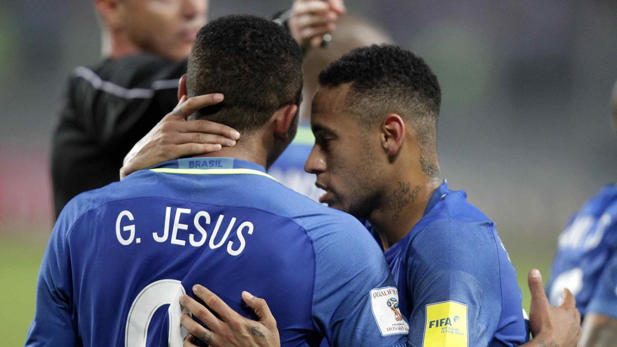 Neymar felicita a Gabriel Jesús por el gol marcado ante Perú.