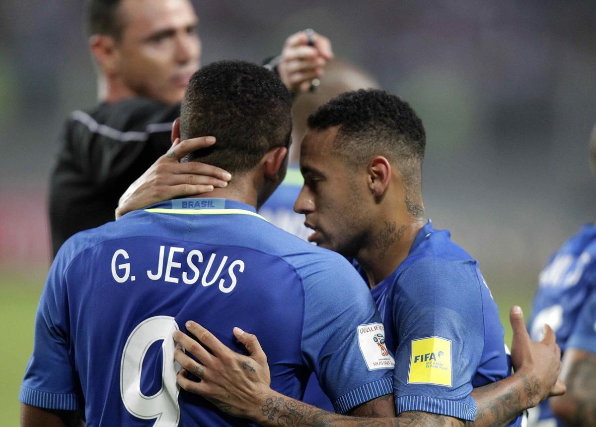 LIM01. LIMA (PERÚ), 15/11/2016.- El jugador Neymar Jr (d) felicita a Gabriel Jesus (i) por la anotación de un gol hoy, martes 15 de noviembre de 2016, durante un partido entre Perú y Brasil por las eliminatorias a Rusia 2018, en el Estadio Nacional de Lima (Perú). EFE/GERMÁN FALCÓN