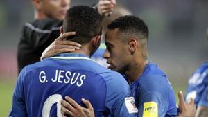 LIM01. LIMA (PERÚ), 15/11/2016.- El jugador Neymar Jr (d) felicita a Gabriel Jesus (i) por la anotación de un gol hoy, martes 15 de noviembre de 2016, durante un partido entre Perú y Brasil por las eliminatorias a Rusia 2018, en el Estadio Nacional de Lima (Perú). EFE/GERMÁN FALCÓN