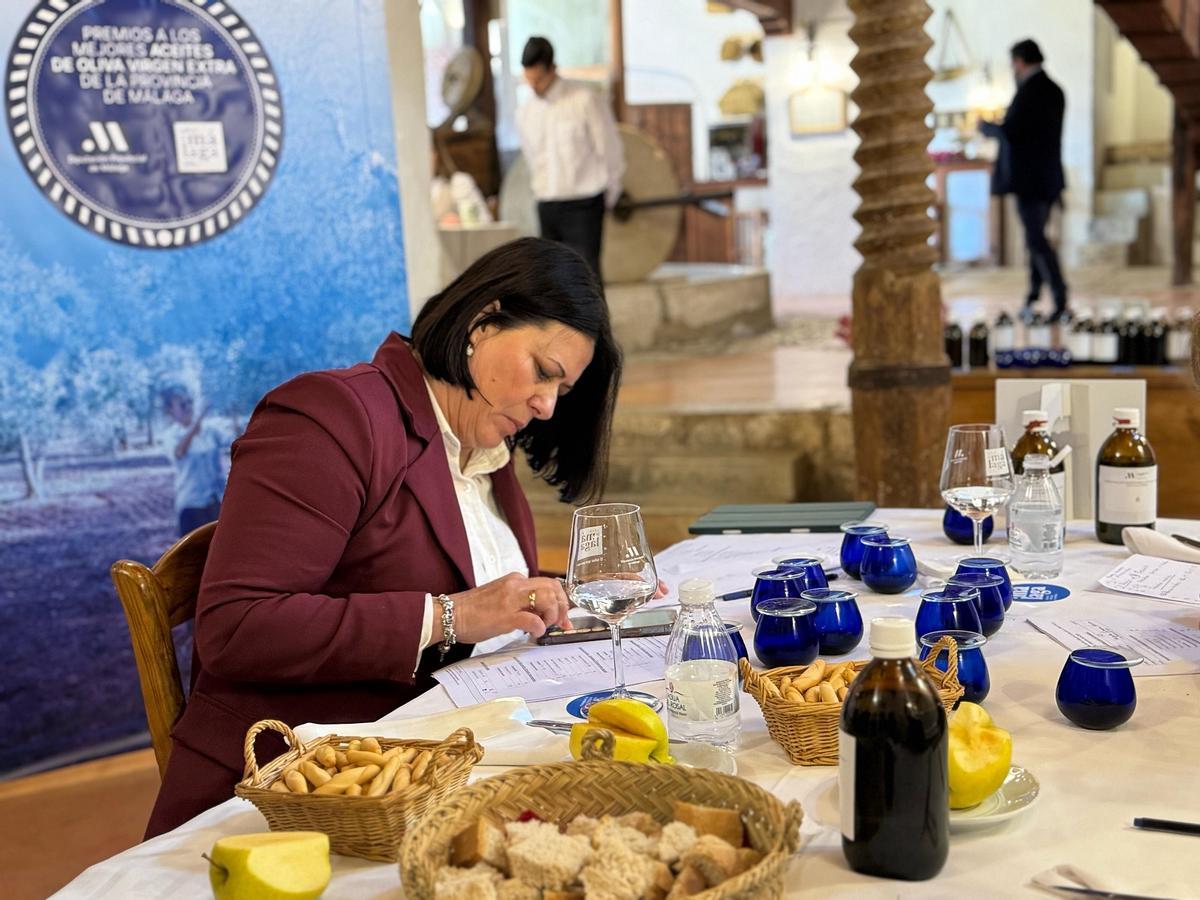 Los miembros del jurado han tenido que dirimir entre las 16 muestras presentadas a concurso.