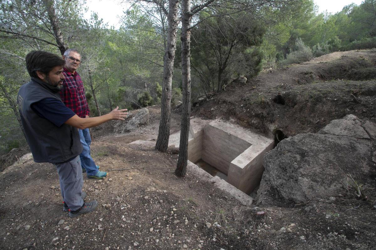 El arqueólogo mostrando al alcalde uno de los hallazgos .