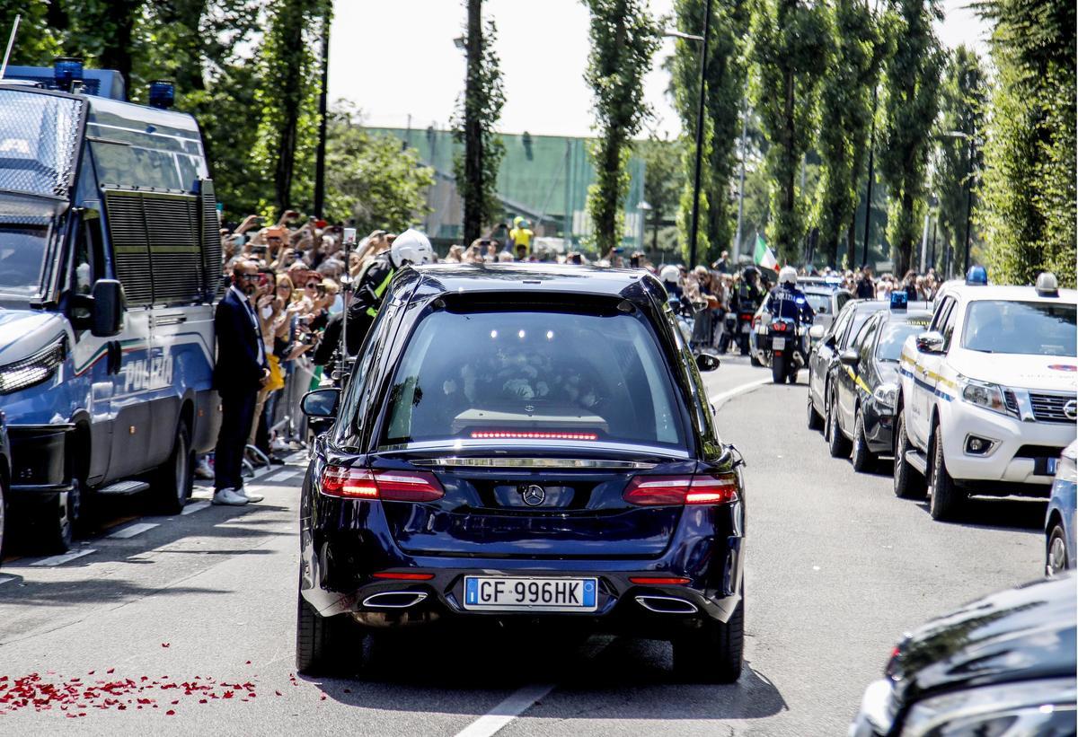 Milan (Italy), 14/06/2023.- The hearse transporting Silvio Berlusconi’s coffin leaves Villa San Martino, the residence of former Italian prime minister Silvio Berlusconi, in Arcore, near Milan, northern Italy, 14 June 2023, ahead of his state funeral in the Milan Cathedral. Silvio Berlusconi died at the age of 86 on 12 June 2023 at Milan’s San Raffaele hospital. The Italian media tycoon and Forza Italia (FI) party founder, dubbed as ’Il Cavaliere’ (The Knight), served as prime minister of Italy in four governments. The Italian government has declared 14 June 2023 a national day of mourning. (Italia) EFE/EPA/MOURAD BALTI TOUATI
