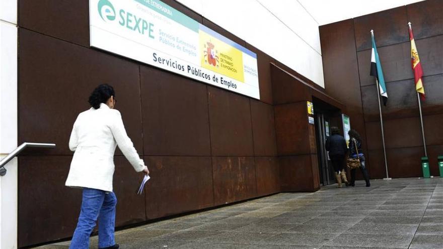 El paro en Extremadura baja en 7.400 personas en el último trimestre, segundo mayor descenso del país