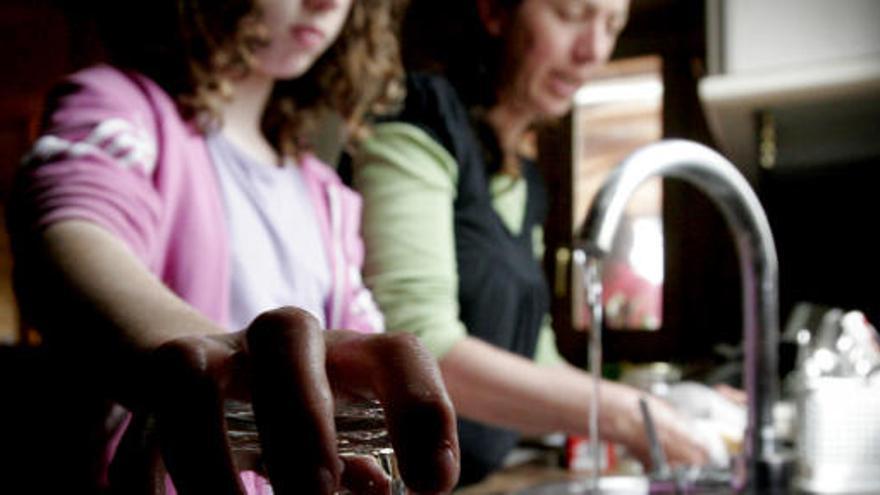 Las mujeres siguen cargando con las tareas del hogar