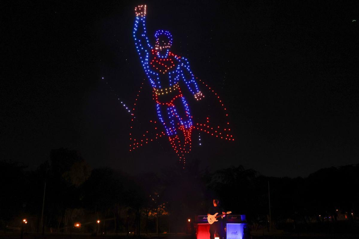 Espectacular 'show' de luces con drones en el estreno de 'Súperman'. Espectacular 'show' de luces con drones en el estreno de 'Súperman'.
