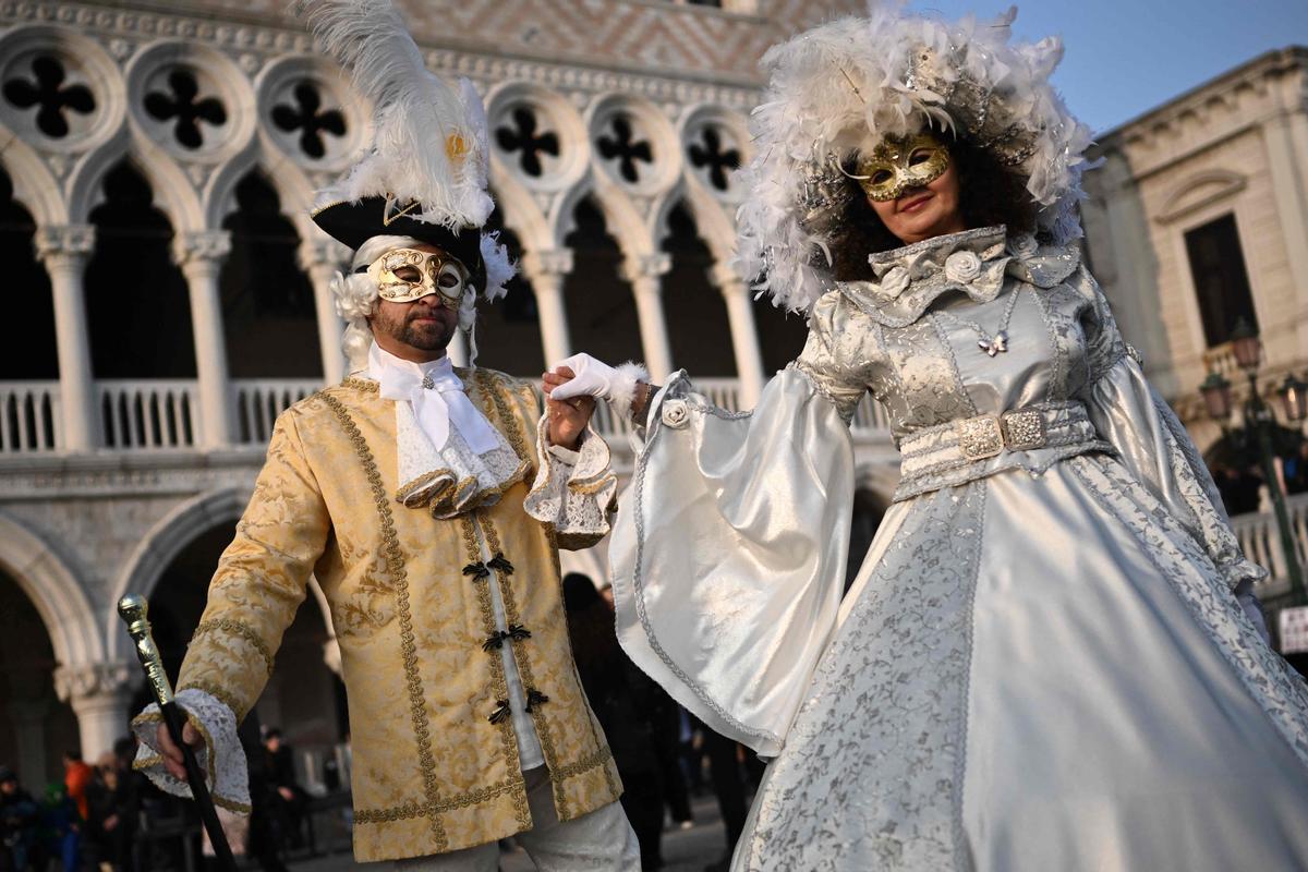 Trajes tradicionales desfilan durante el carnaval de Venecia