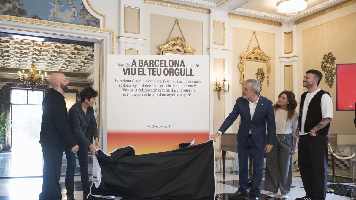 Entidades representantes del colectivo LGTBI y el alcalde e Barcelona, Jaume Collboni, muestran el cartel del Orgullo 2026.