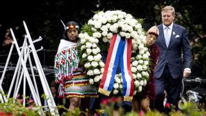 Dos ciudadanas holandesas de las colonias caribeñas junto al rey de Países Bajos.