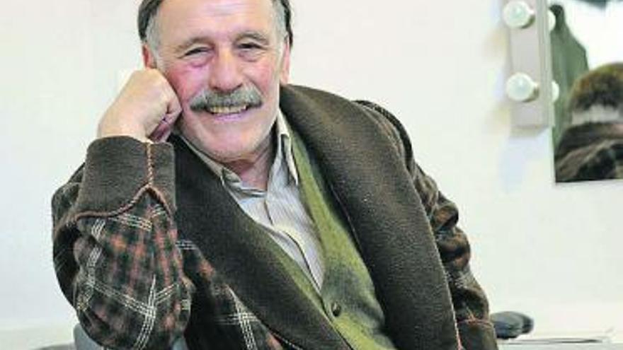 Carlos Álvarez-Nóvoa, caracterizado como el personaje de una de sus películas.