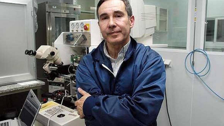 Bernardo Adeva, en un laboratorio de la facultad de Física. / jorge leal