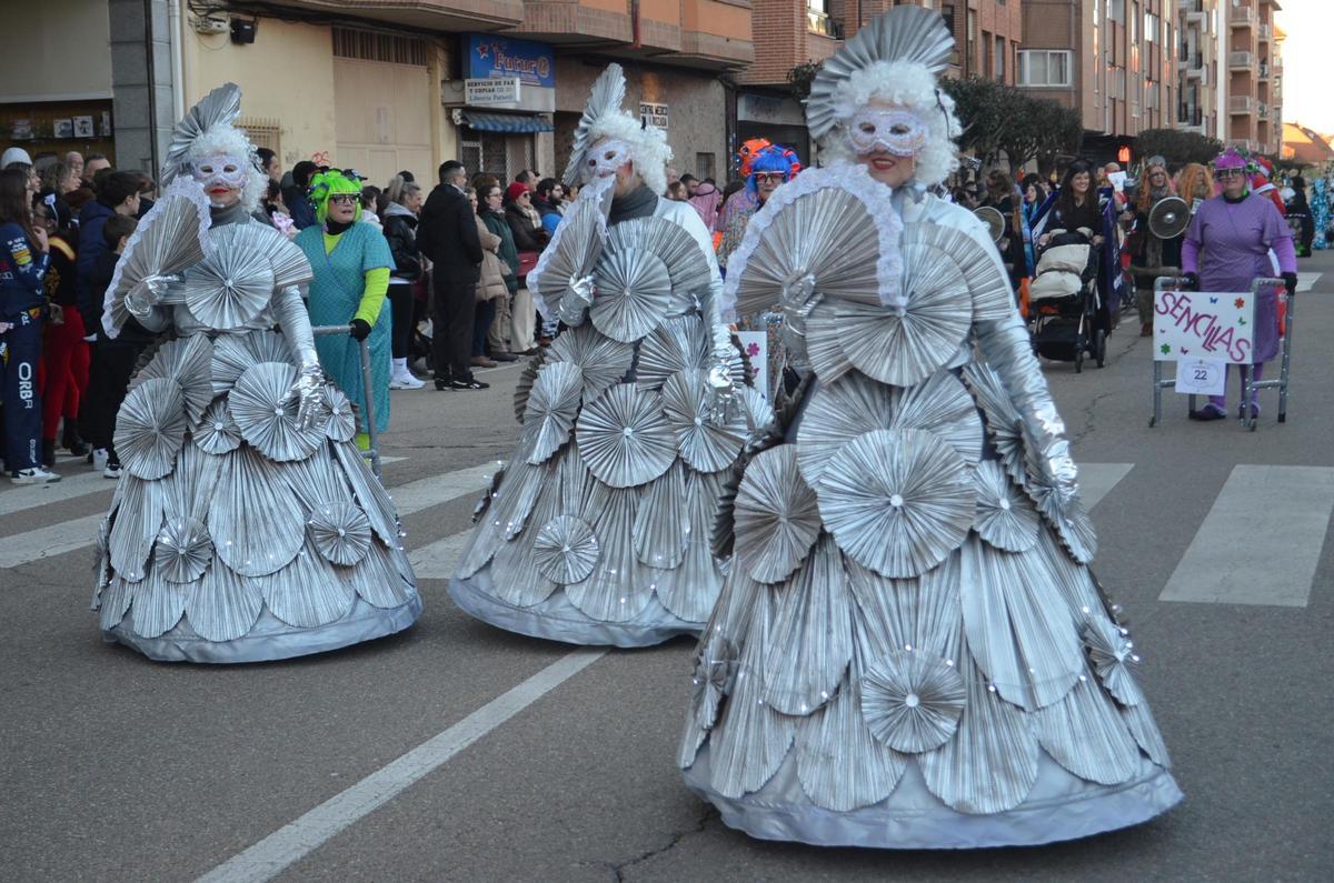 "Las marquesas del Cartoné", primer premio de la categoría de 3 a siete personas.