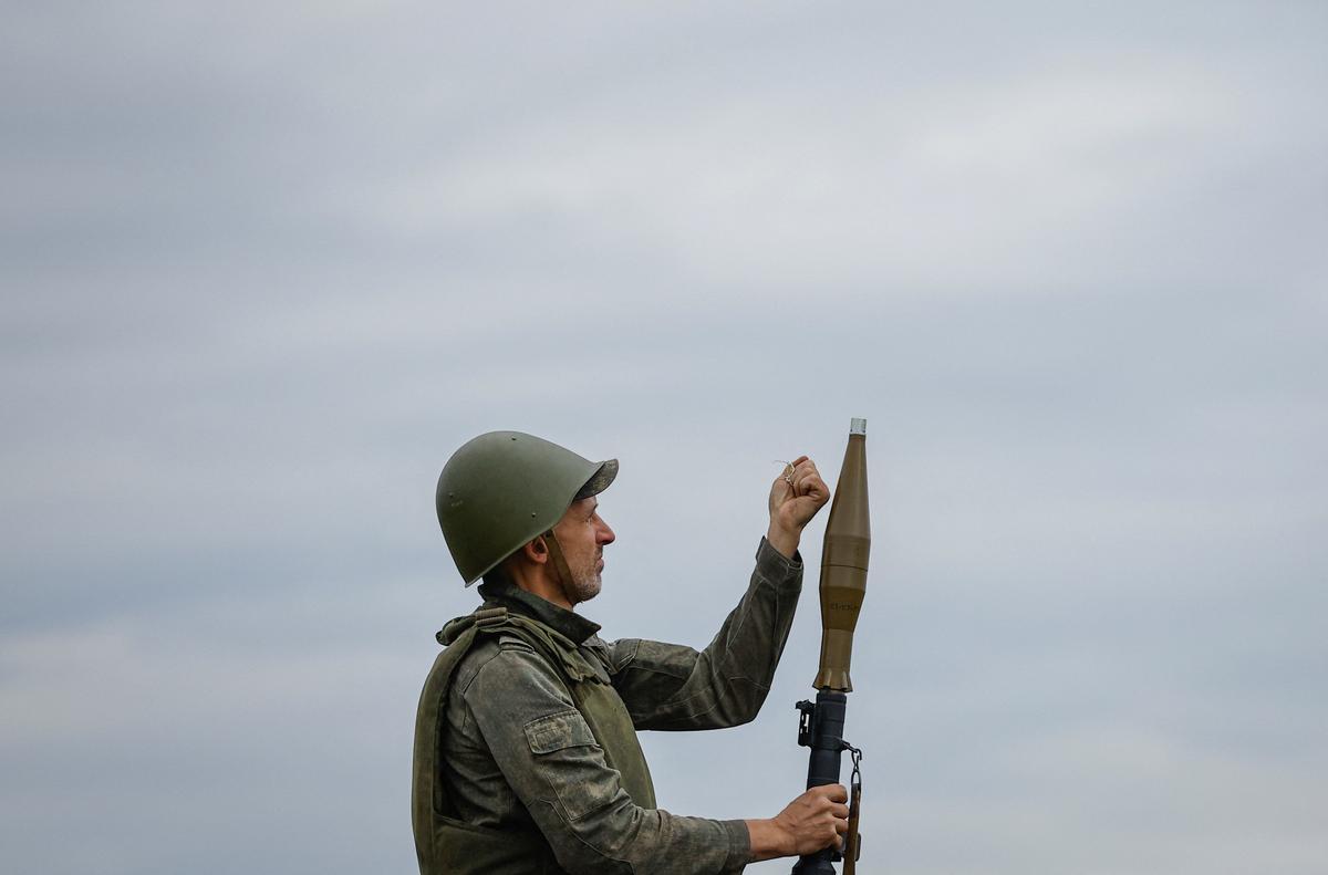 Reservistas rusos recién movilizados participan en un entrenamiento en un campo de tiro en la región de Donetsk