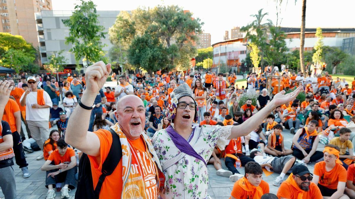 La afición taronja empuja al equipo desde València