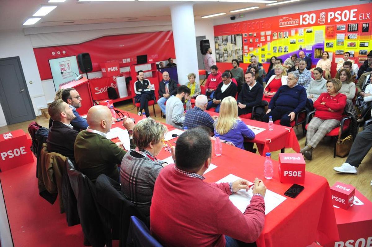 Militantes en la sede de General Cosidó durante la intervención del secretario general del PSOE en Elche, Alejandro Soler