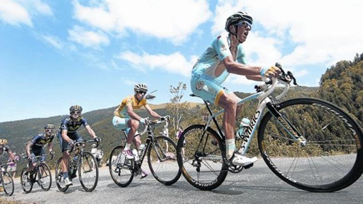 Nivali y Valverde, en el centro, durante el ascenso al puerto de Balès, ayer en la primera etapa pirenaica del Tour de Francia.