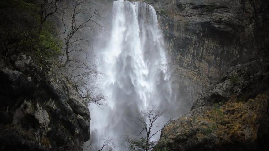 Espectacular reventón en los Chorros del Río Mundo