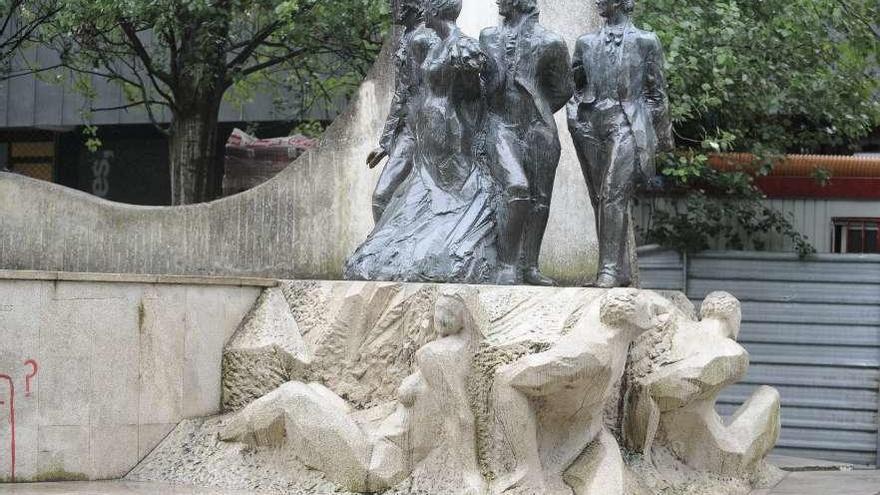 Imagen de la estatua de los Liberales antes de la reforma de la plaza de As Conchiñas.