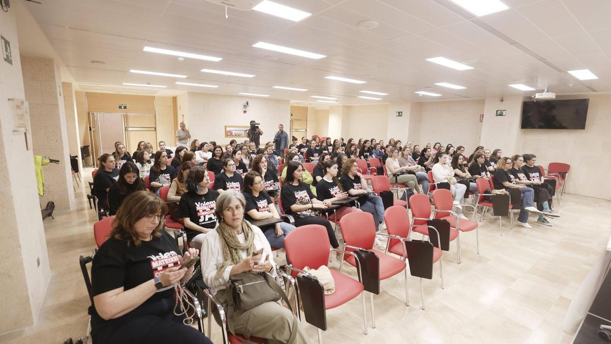 Un momento de la asamblea de trabajadoras de las 'escoletes' celebrada el 9 de abril.