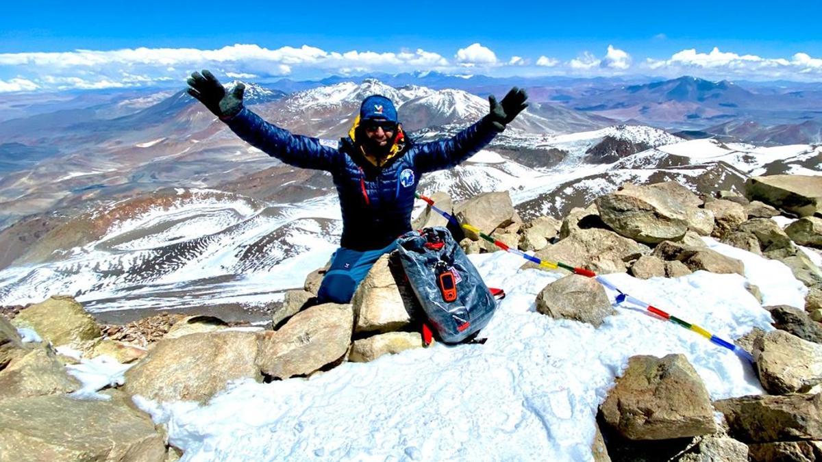 Sergi Mingote en la cima del volcán Ojos del Salado, en Chile, el pasado jueves