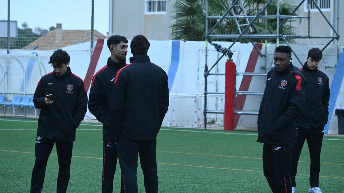 Los jugadores del Salerm en su visita a la Deportiva Minera.
