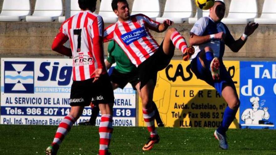 Dos jugadores disputan un balón dividido durante el partido de ayer en A Illa. // Iñaki Abella