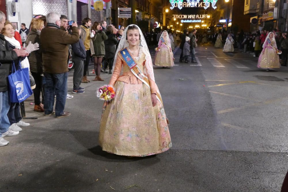 Así desfiló Sofía Soler y la comitiva oficial en la Ofrenda