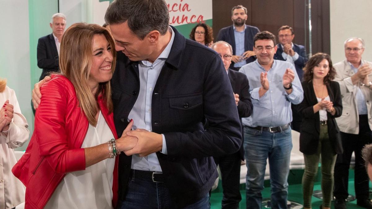 Sánchez, con Díaz, en el acto de proclamación como candidata a las elecciones andaluzas.