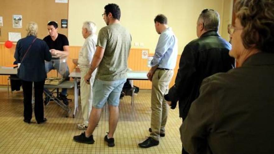 Electors de la ciutat de Perpinyà, fent cua per poder votar.