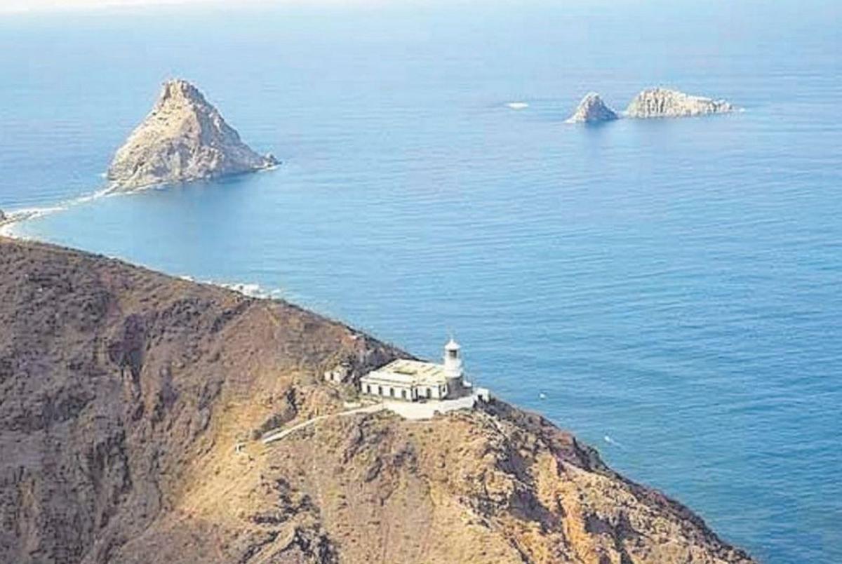 Panorámica de El Faro y los roques de Dentro (Tierra) y de Fuera. | | E.D.