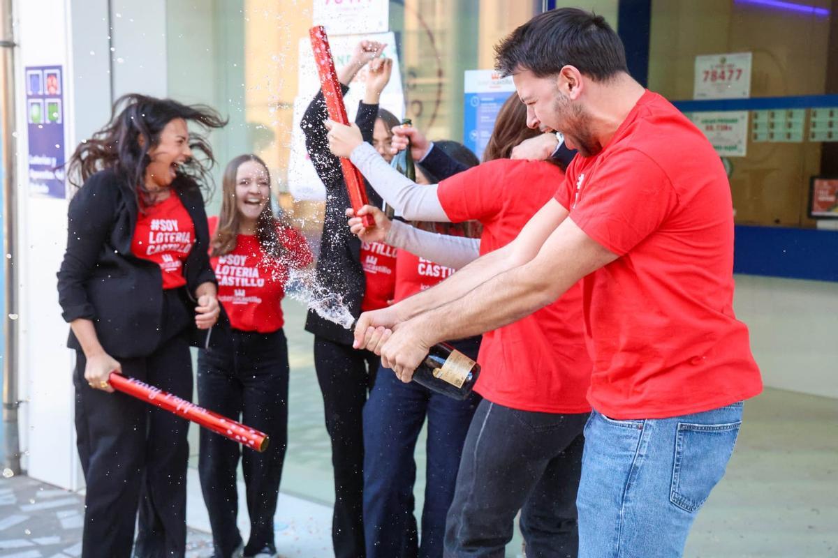 Así han celebrado el tercero, un cuarto y dos quintos caen en Loterías Castillo en Alaquàs