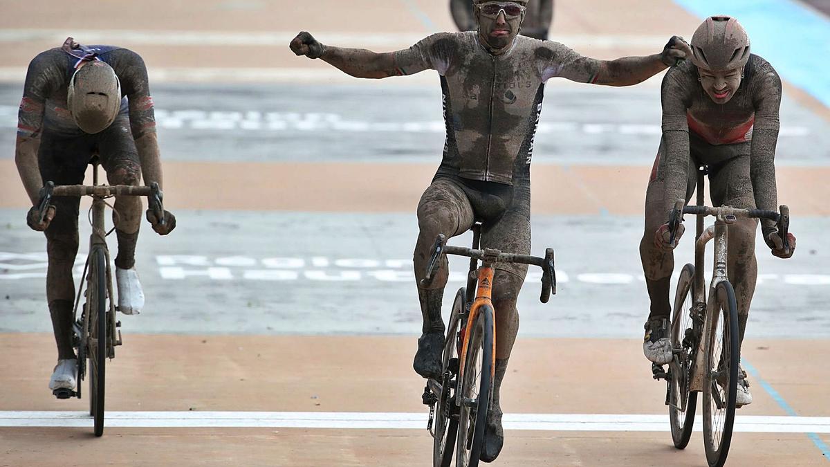 Colbrelli se impone en la meta del velódromo de Roubaix completamente cubierto de barro. |  // REUTERS