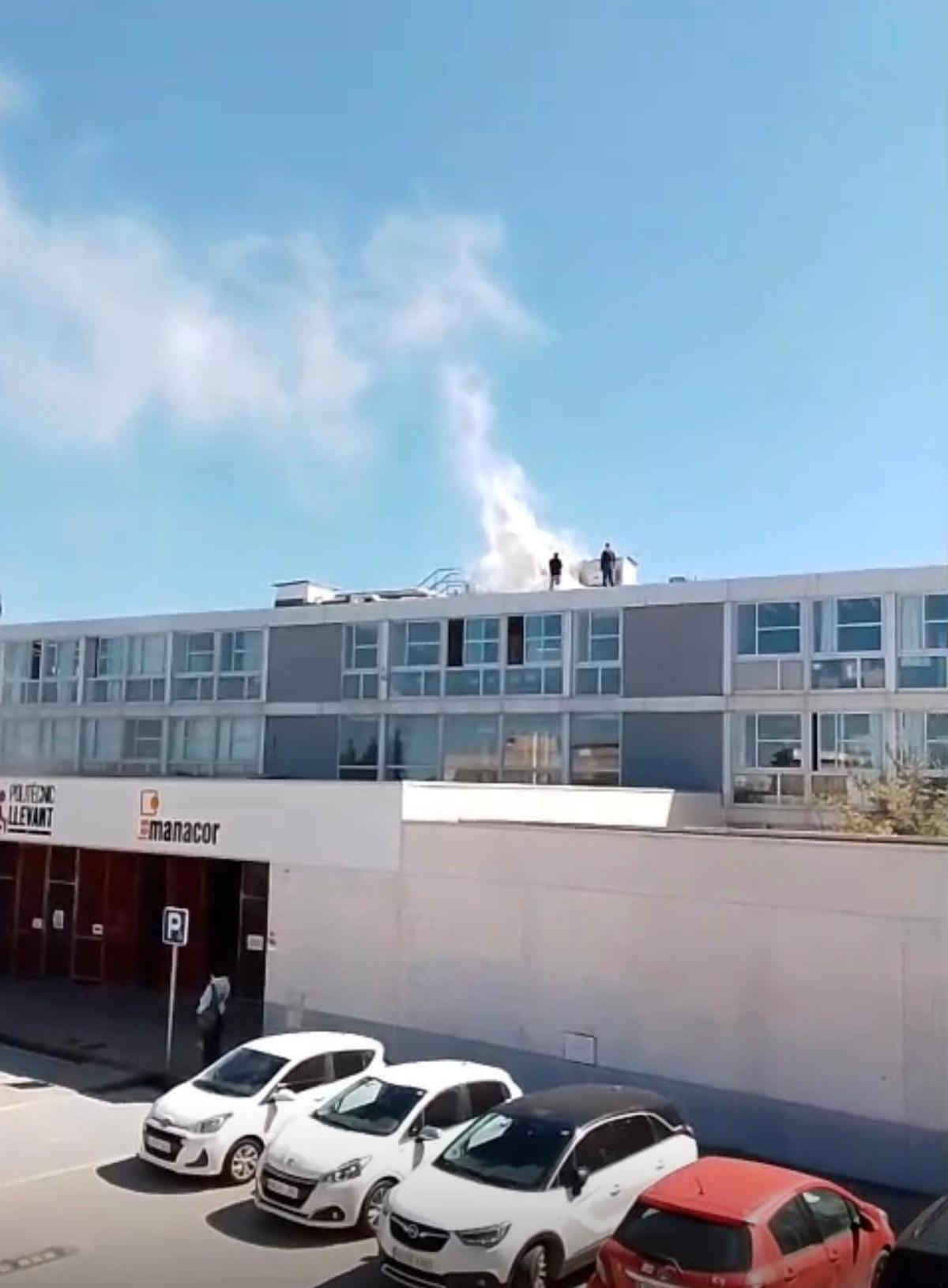 El fuego ha afectado al tejado del centro educativo.