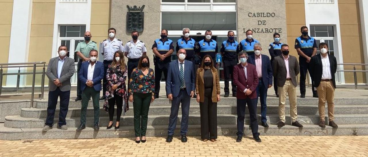 Anselmo Pestana (en primera línea) junto a Dolores Corujo, alcaldes y representantes de las policías locales de Lanzarote y La Graciosa.