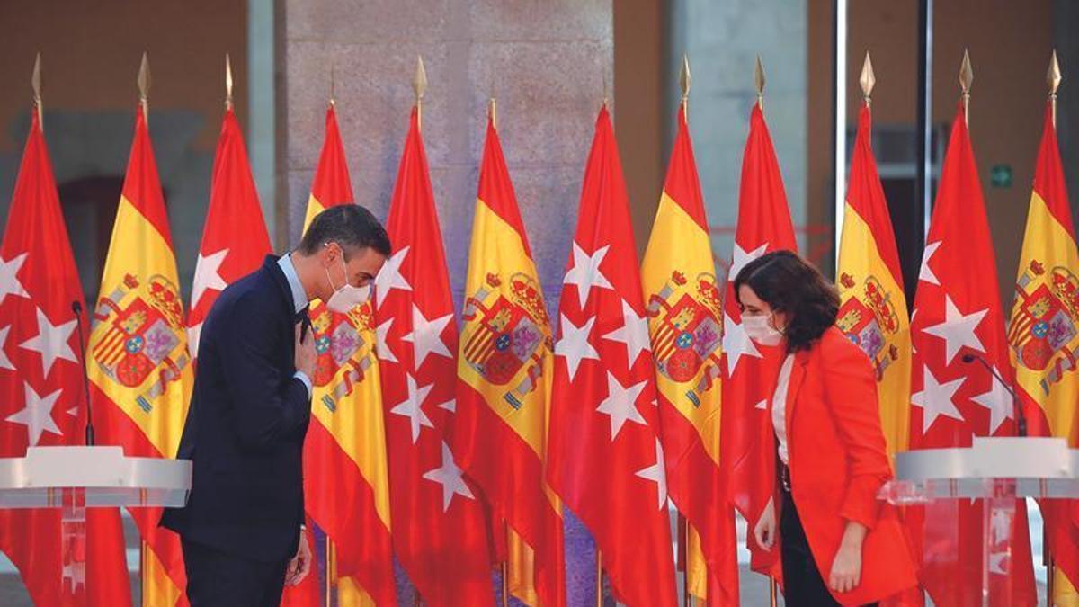 Pedro Sánchez y la presidenta de la Comunidad de Madrid, Isabel Díaz Ayuso tras una rueda de prensa en la sede de la Presidencia regional