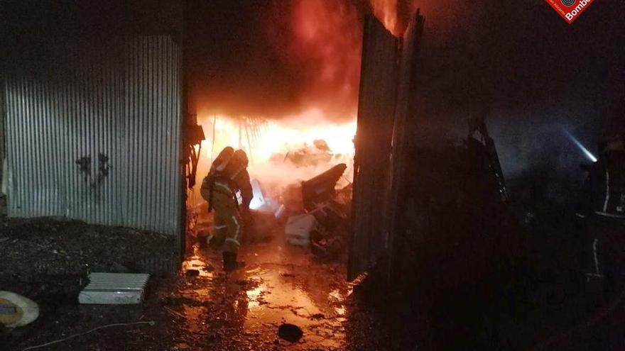 Los bomberos del Parque de Elche sofocando las llamas en los trasteros