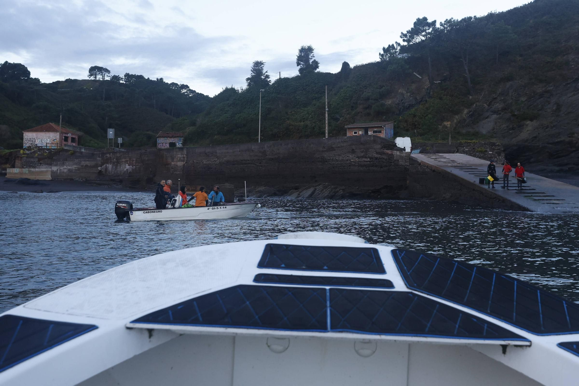 EN IMÁGENES: Así es la dura jornada de los perceberos del cabo Peñas: un oficio de alto riesgo a merced de las olas