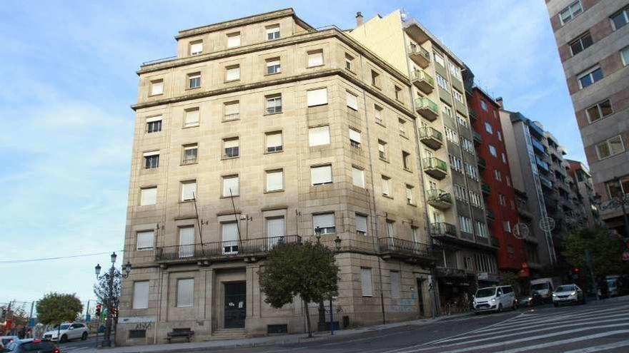 El edificio de la Xunta donde viven la denunciante y un vecino. // Iñaki Osorio
