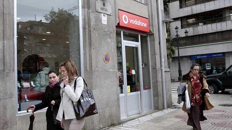 Fachada de una de las tiendas de móviles que el grupo Redcom tenía en la calle Areal en Vigo.