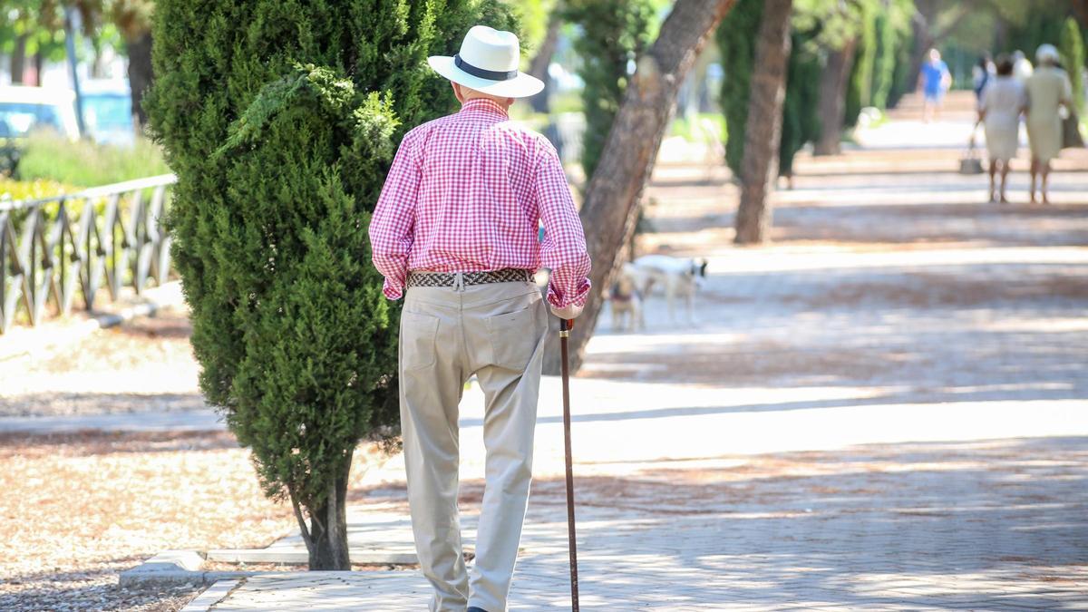 Un jubilado pasea con su bastón