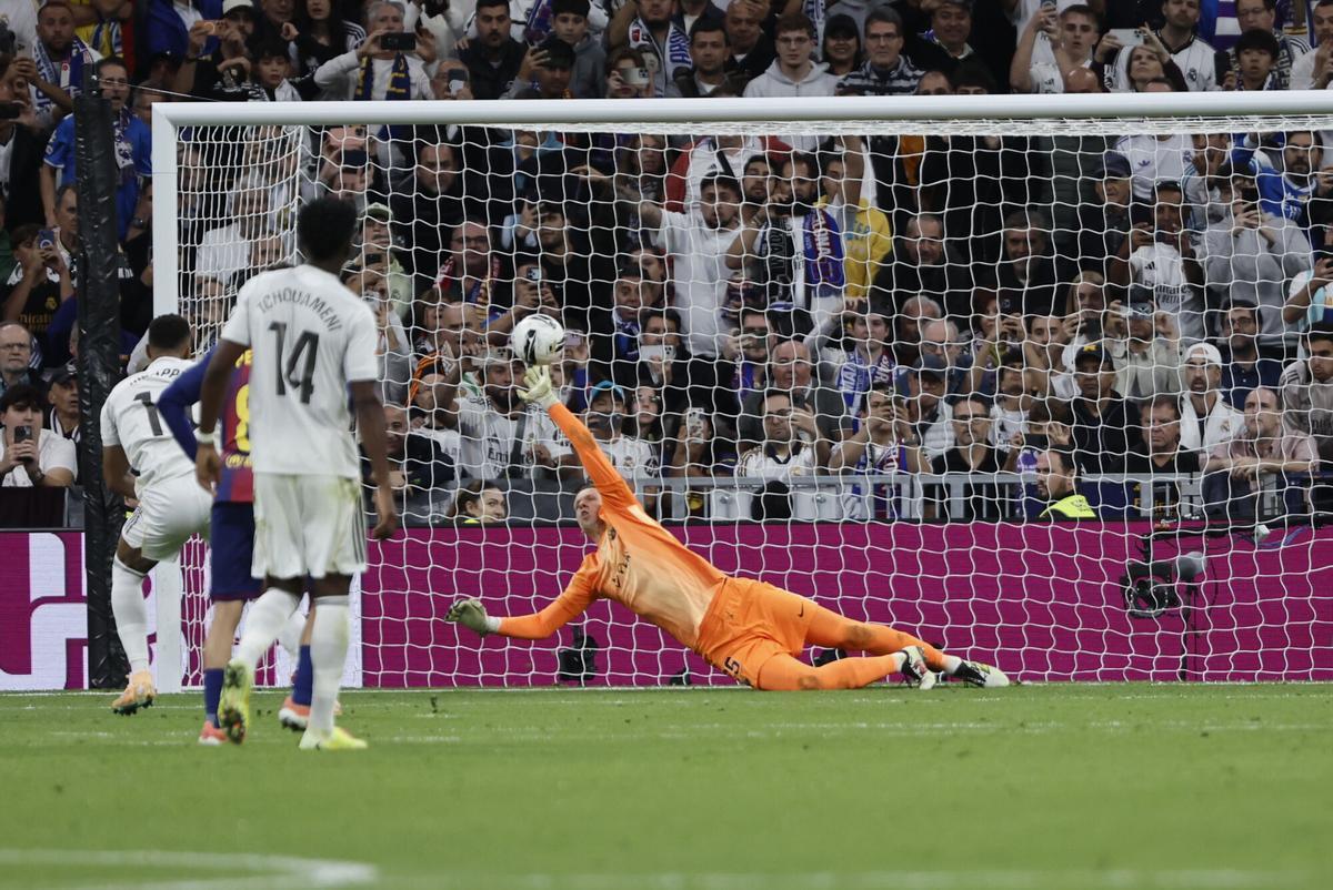 El delantero del Real Madrid Kylian Mbappé, tras lanzar el penalti parado por el portero del Barcelona Wojciech Szczesny