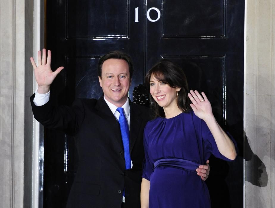 11 de mayo de 2010. David Cameron y su esposa Samantha, en Downing Street. Cameron es primer ministro tras ganar las elecciones el Partido Conservador.
