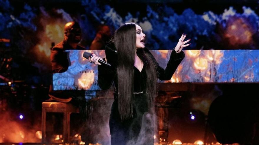 Obegero viste a Adele de Morticia por Halloween