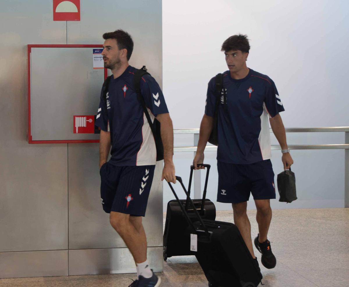 La expedición del Celta ha partido este miércoles desde el aeropuerto de Vigo para cerrar su preparación con dos amistosos contra el Sassuolo y en Nápoles La expedición del Celta ha partido este miércoles desde el aeropuerto de Vigo para cerrar su preparación con dos amistosos contra el Sassuolo y en Nápoles