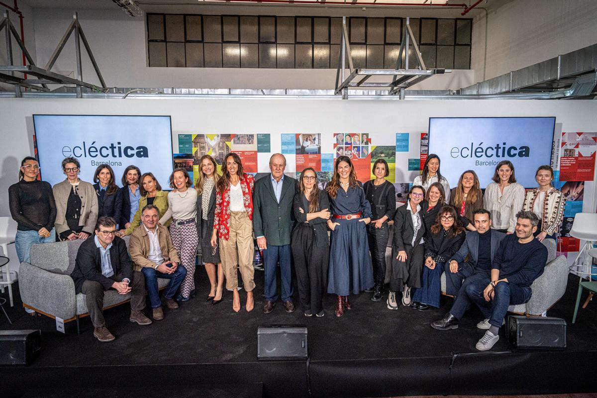 Creadores e interioristas participantes en la primera edición de Eclèctica Barcelona, durante su presentación hoy en la antigua sede de la Editorial Gustavo Gili. En el centro Enrique Lacalle, presidente del Círculo Ecuestre y Anna Ramos, directora de la Fundació Mies Van der Rohe.