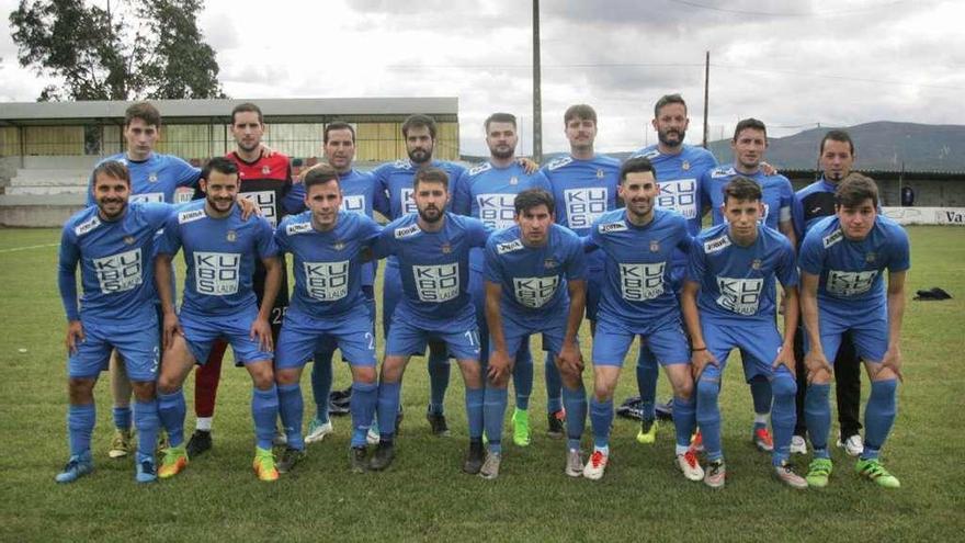 Formación del Vilatuxe en su primer partido de la temporada. // Bernabé/Luismy