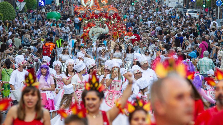 HOGUERAS 2022 | Desfile del Ninot en las calles de Alicante