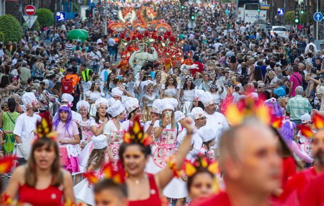 HOGUERAS 2022 | Desfile del Ninot en las calles de Alicante