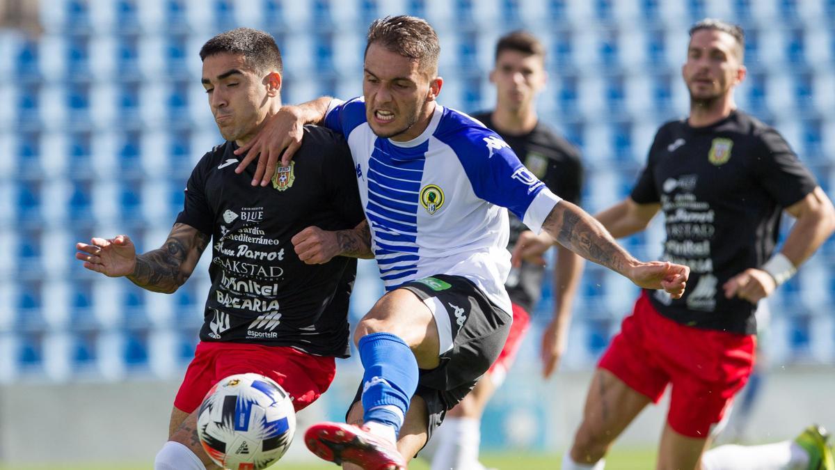 Borja, especialmente activo ayer en la segunda parte, se anticipa a su par y busca quedarse con el control de la pelota.