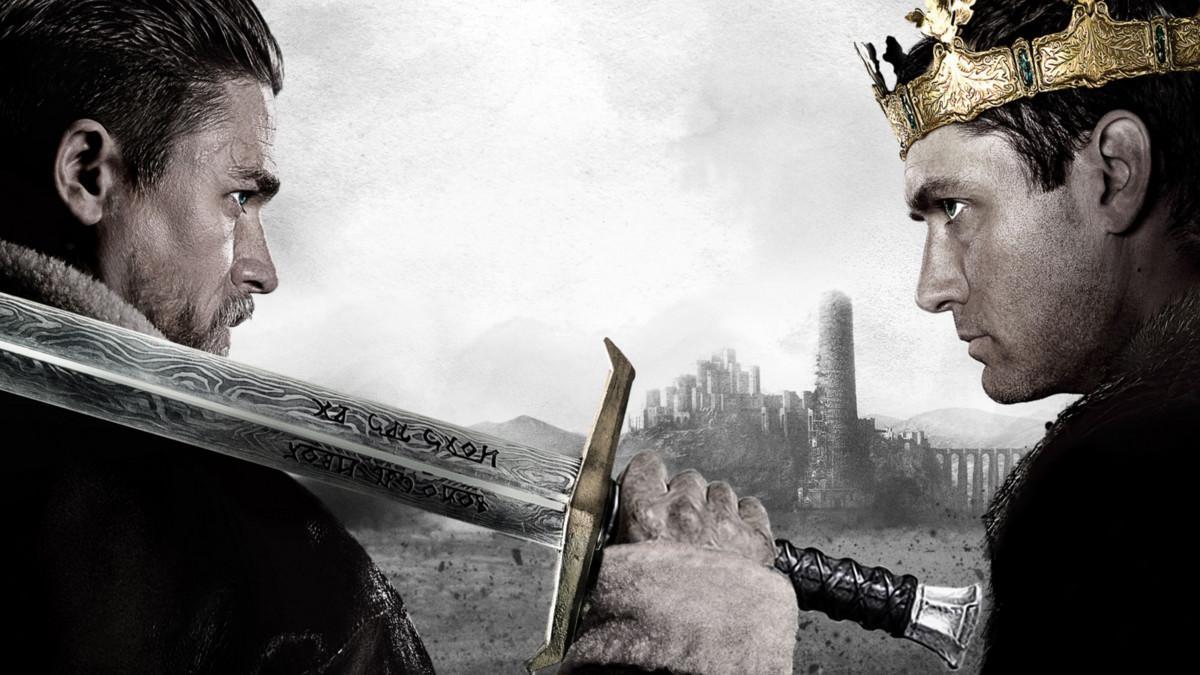 Charlie Hunnam y Jude Law, en una imagen promocional de 'Rey Arturo: La leyenda de Excalibur'.