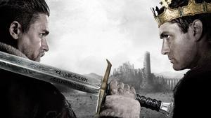 Charlie Hunnam y Jude Law, en una imagen promocional de ’Rey Arturo: La leyenda de Excalibur’.